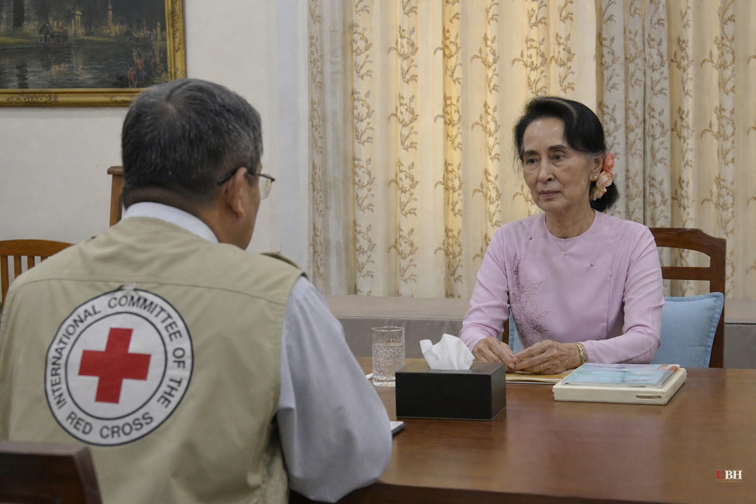 Aung San Suu Kyi Photographed With Red Cross Official, First Confirmed Outside Contact Since 2021 Coup