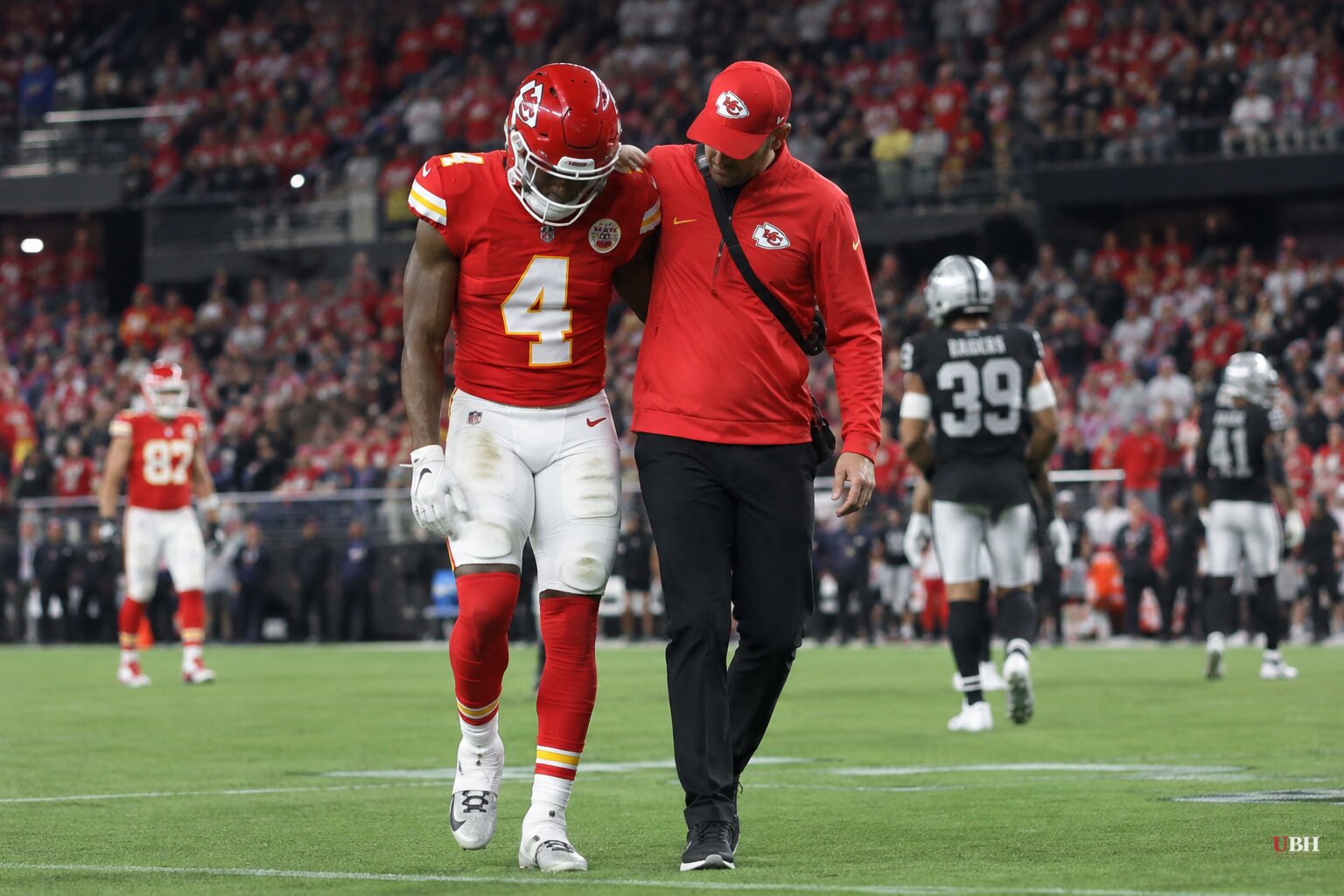 Chiefs Beat Raiders 30-27, Lose Rashee Rice and Tyquan Thornton to Injury in Division Win