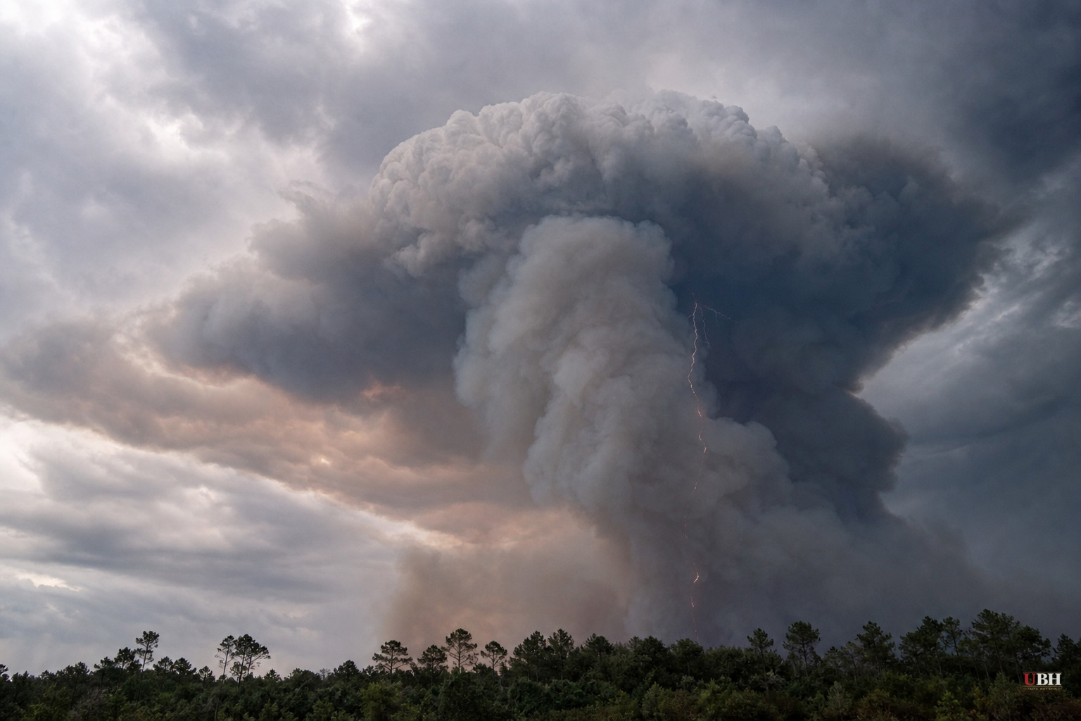 France Confirms Its First Fire-Generated Thunderstorm Over the Gironde Blaze