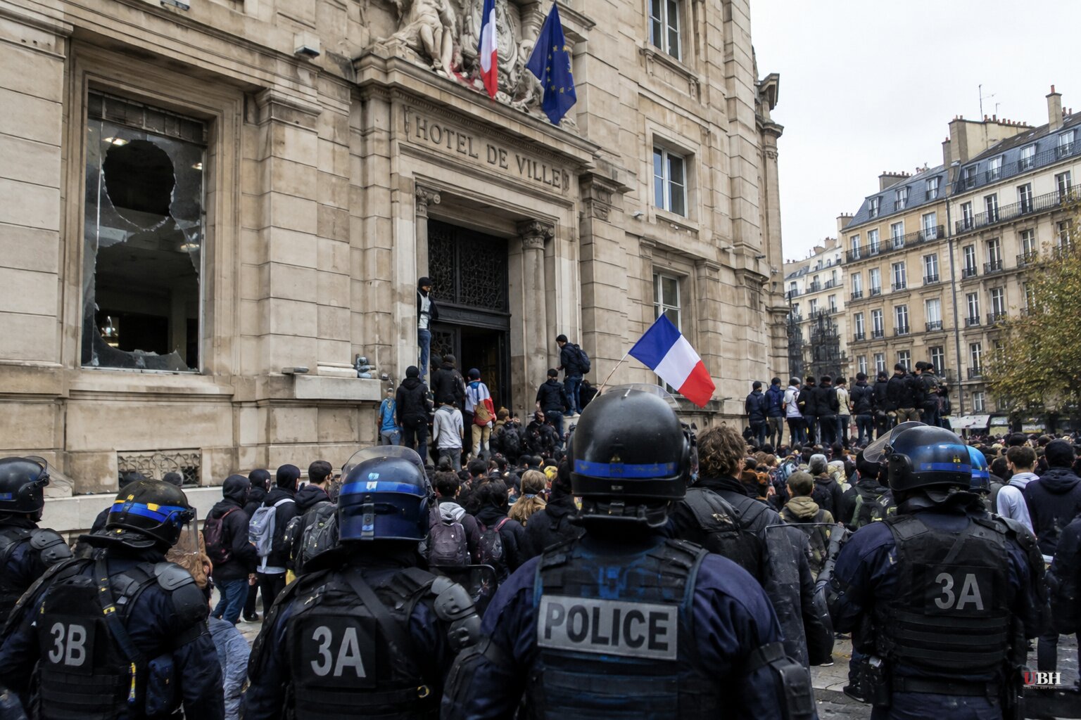 French Protests Hit Fourth Week With Marseille City Hall Stormed, Lyon Tourism Office Burned and 272 Arrests