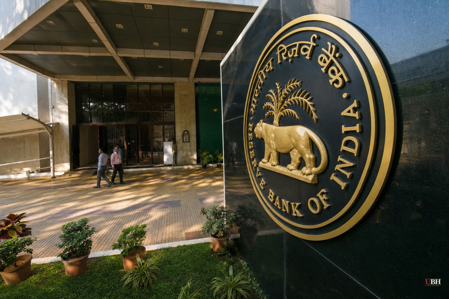 India's Central Bank Holds Rates at 5.25% While Global Peers Hike to Fight Oil-Driven Inflation