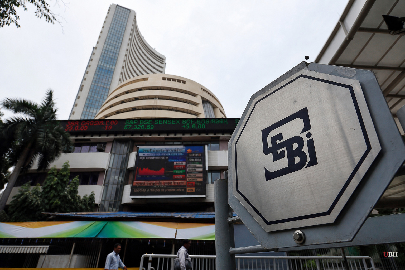 India's SEBI Bars JPMorgan Unit and Local Broker Over Sensex Closing-Auction Manipulation