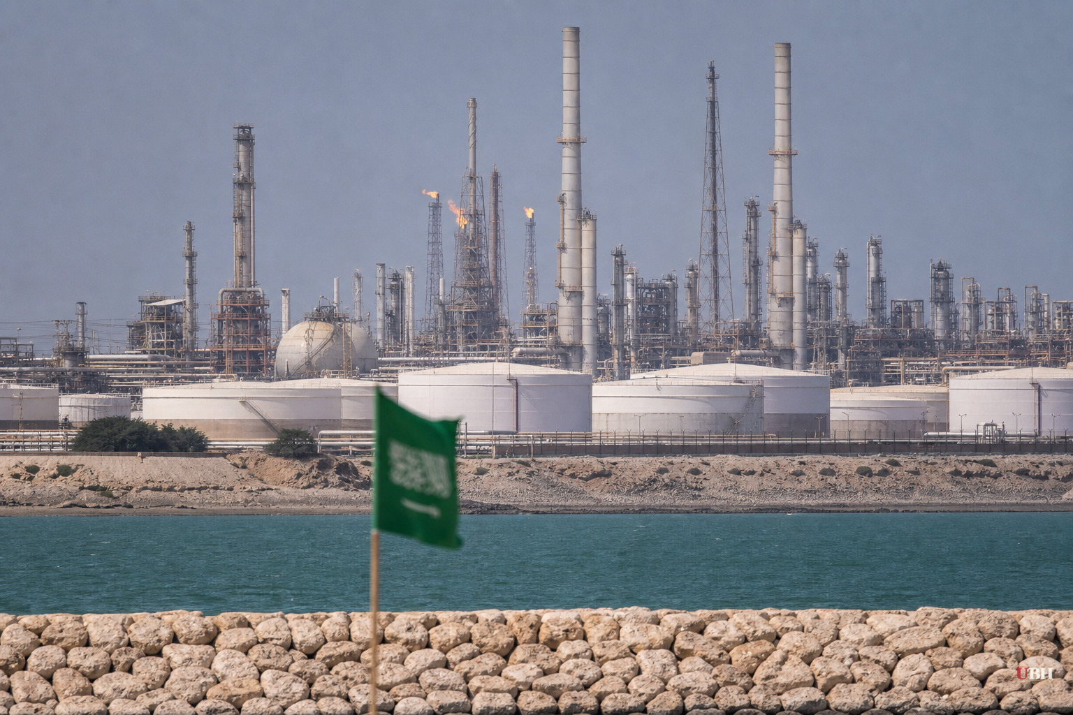 Iran Tells Gulf States: Stop Trump or We Hit Your Oil and Water Plants Too
