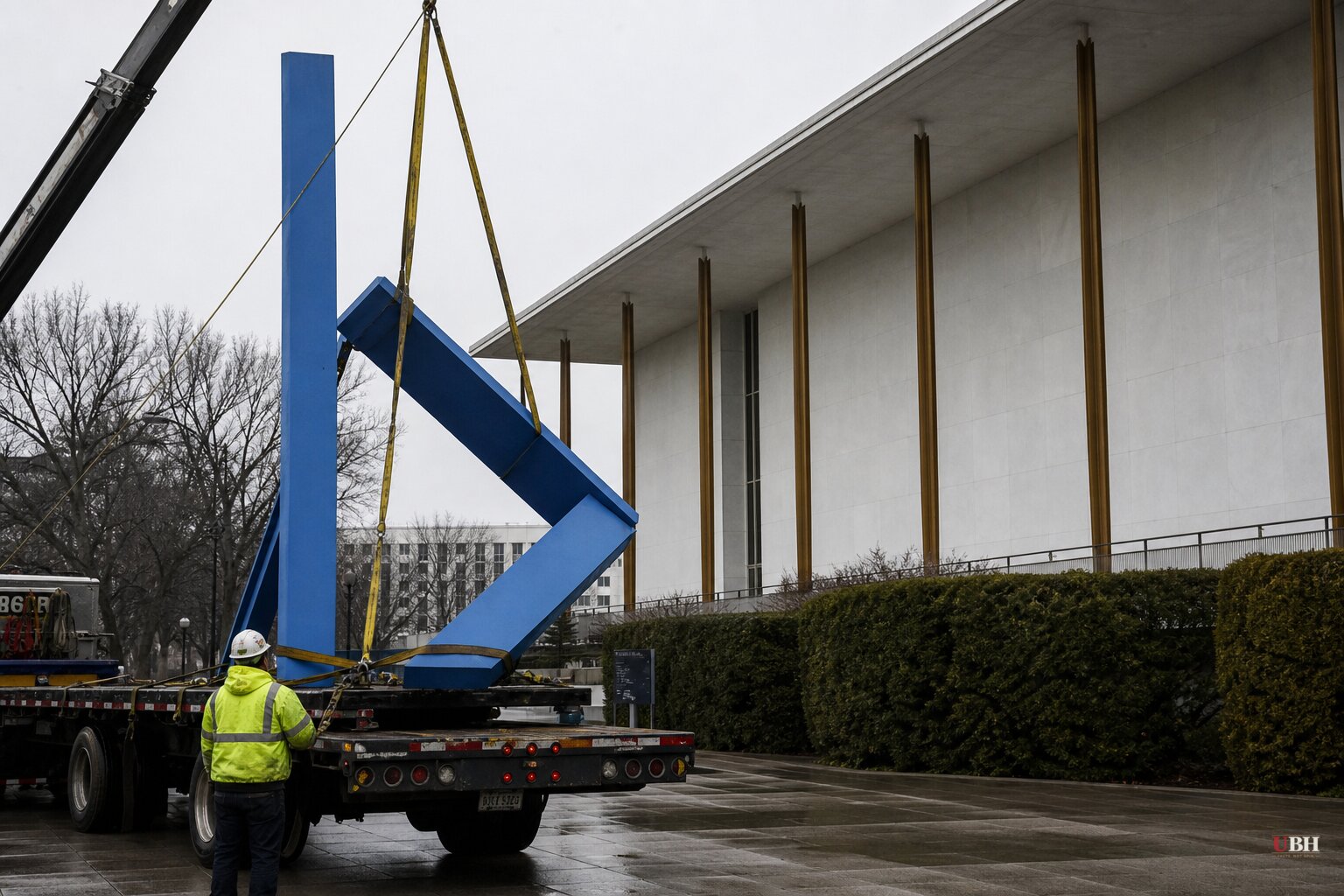 Kennedy Center Tears Down Joel Shapiro's 'Blue' Sculpture as Trump Renaming Fight Drags On