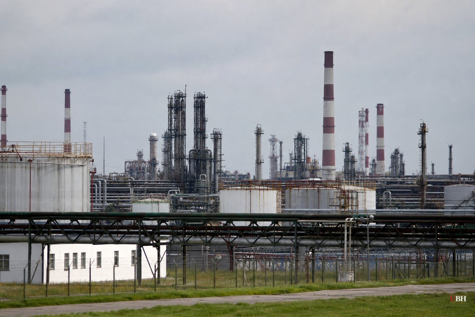 Putin Lets State Seize Damaged Refineries as Ukraine's Drone Strikes Pile Up, While India Chases $100 Billion in Russia Trade