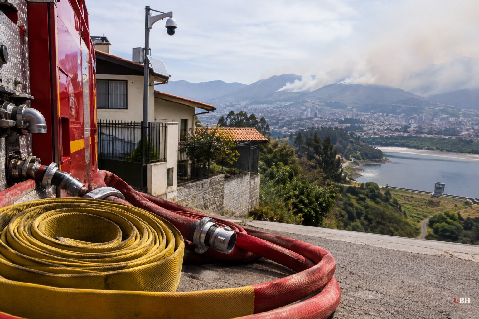 Quito Residents Join Firefighters as Wildfires Threaten Homes While Ecuador Reviews Reservoir Risk