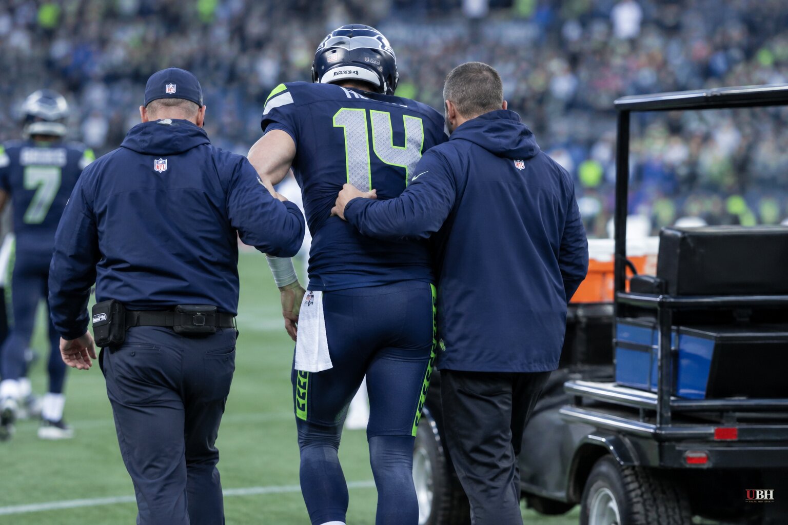 Sam Darnold Ruled Out With Hip Injury Five Snaps Into Seahawks' Season Opener