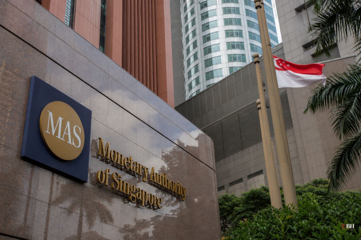 Singapore's Central Bank Tightens Policy Again, Betting on a Stronger Dollar to Blunt Oil-Driven Inflation