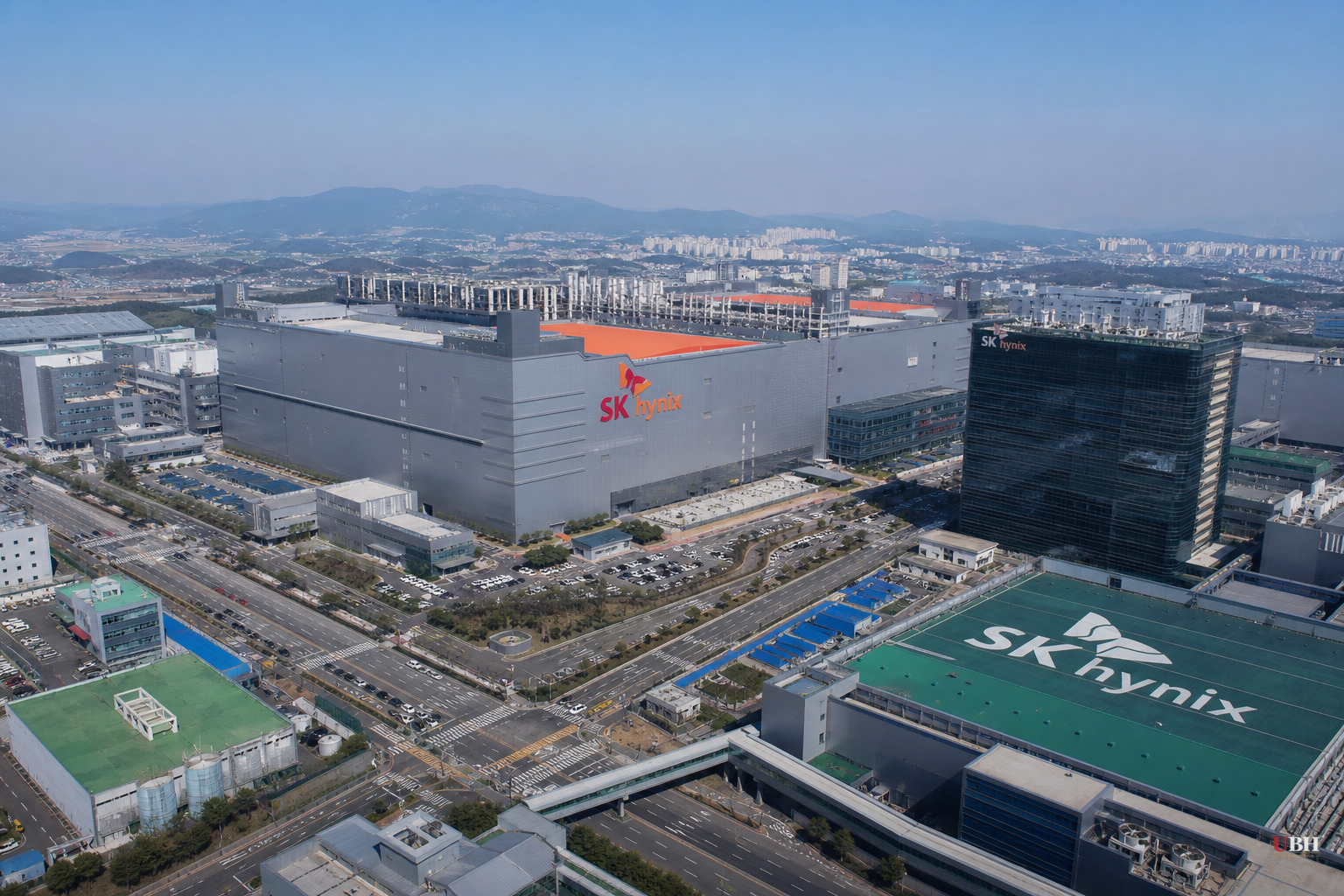SK Hynix Workers Launch Rival Union to Stop Bonus Deal From Being Rewritten
