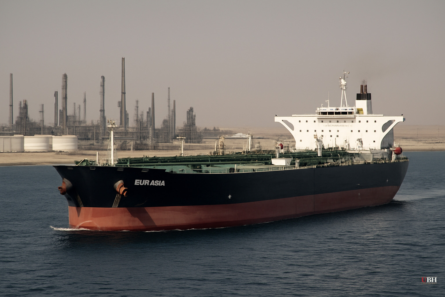 Strait of Hormuz Tanker Traffic Climbs After U.S.-Iran Deal, but Governance Questions Remain Open