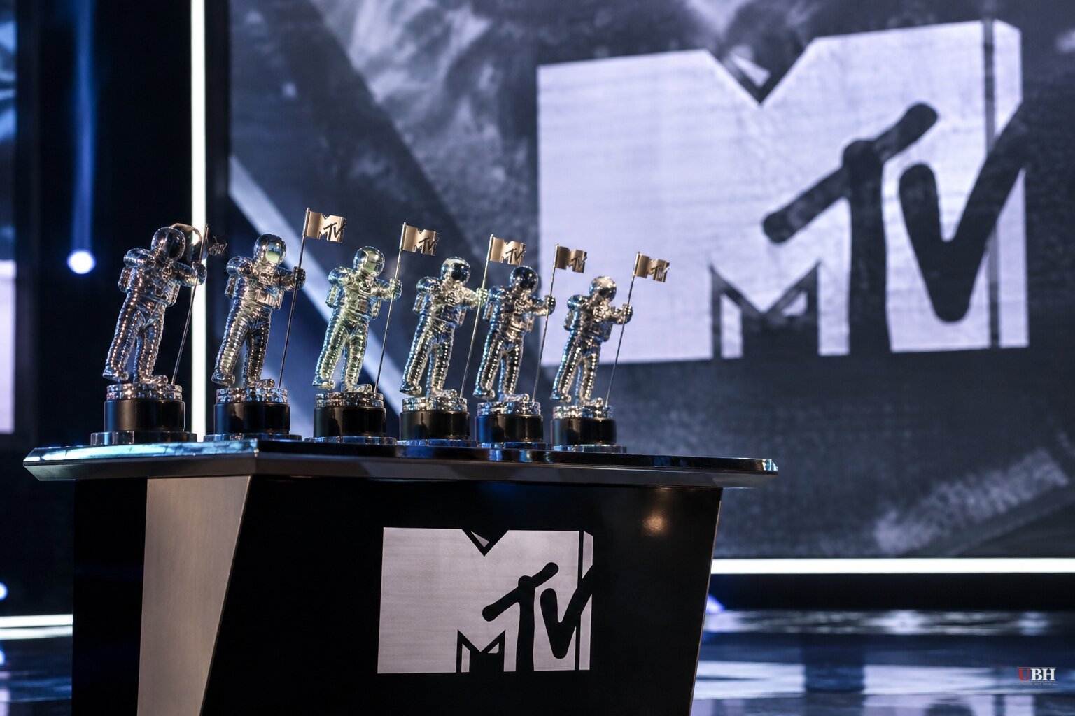Taylor Swift Becomes Most-Awarded Artist in MTV VMA History, Madonna Takes Artist of the Year