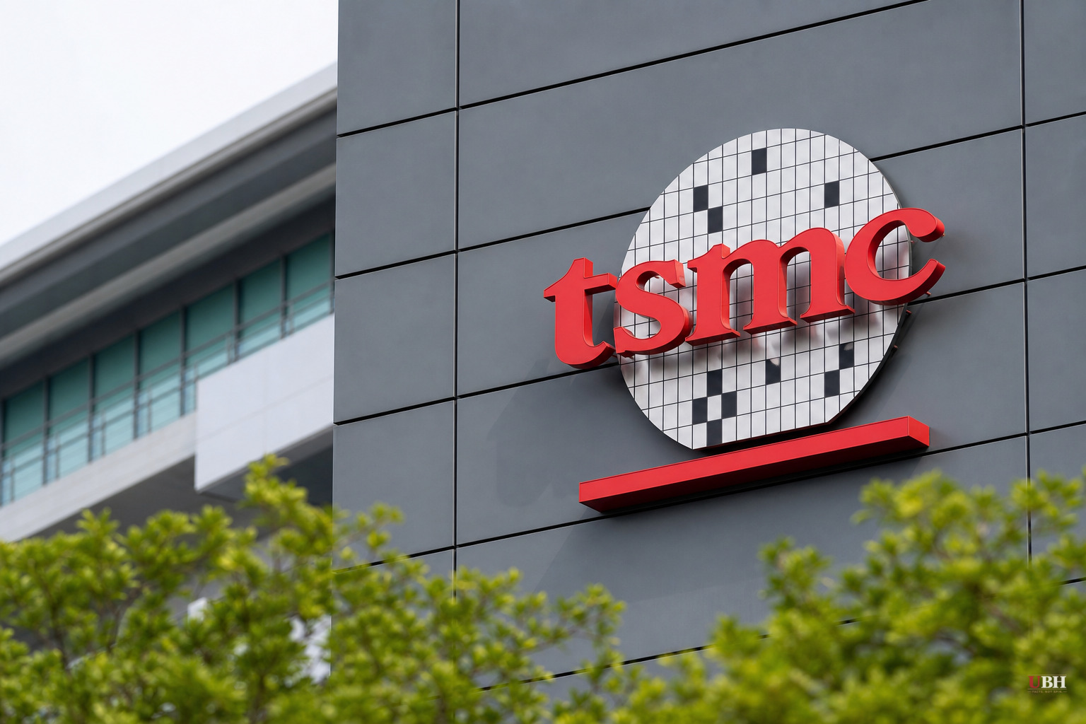 TSMC Raises 2026 Revenue Guidance to 40% Growth, But Trailing P/E Near 31x Sparks Overvaluation Debate
