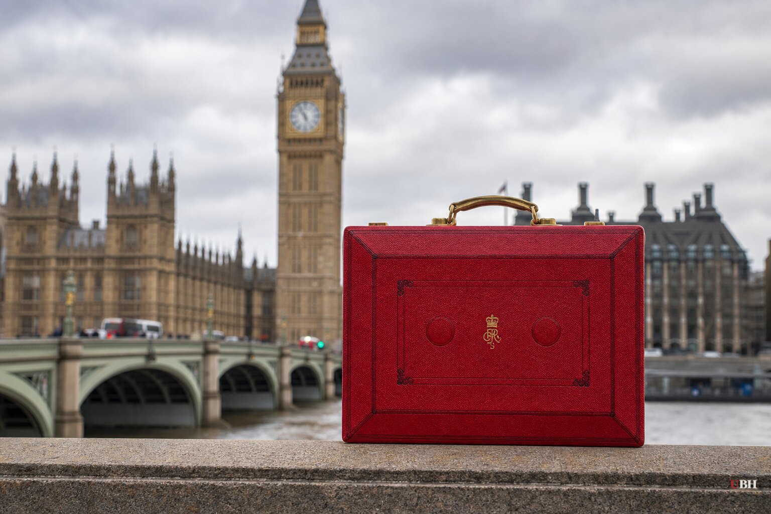 UK Chancellor John Healey Weighs Windfall Taxes on Banks and Oil Firms to Close £4.7 Billion Budget Gap