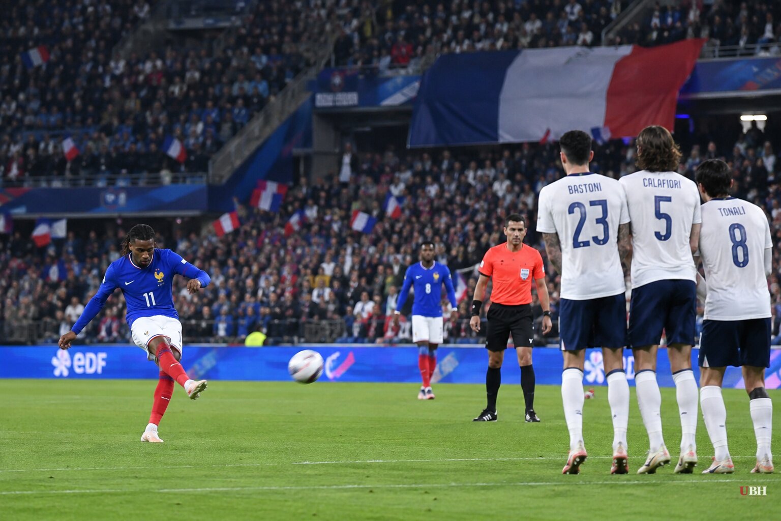 Zidane's Home Debut as France Coach Ends in 1-1 Draw With Italy After Olise Free-Kick Stunner